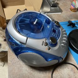 Selling Cheap - AM FM CD cassette radio Model MP3227