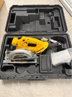 Dewalt circular saw dc390 with case.