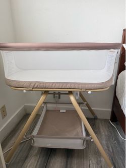 Rocking bedside bassinet