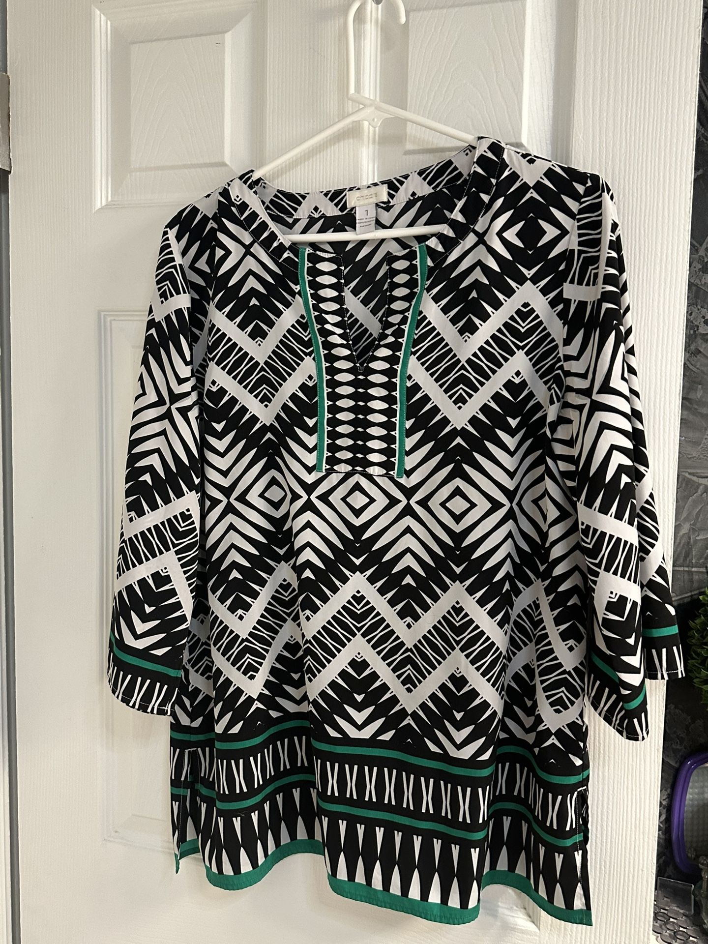 Chicos Black and White Geometric patterned Tunic size 12