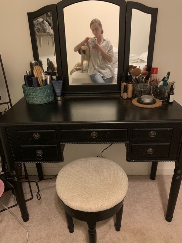 Makeup vanity