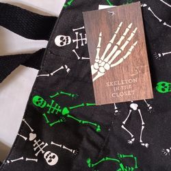 Halloween trick-or-treat tote Skeleton pattern