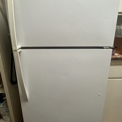 Kenmore Refrigerator w/ Top Freezer