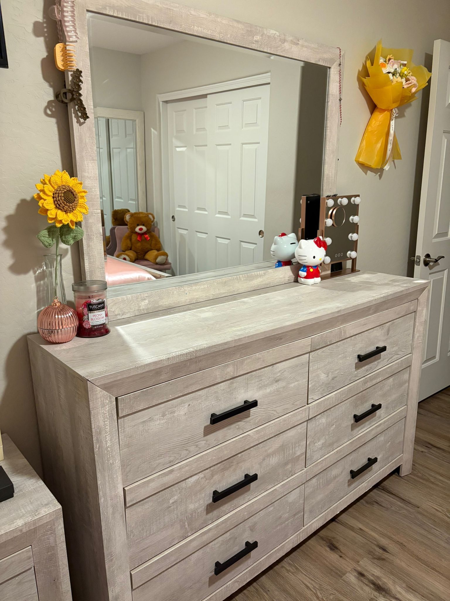 Dresser With Mirror