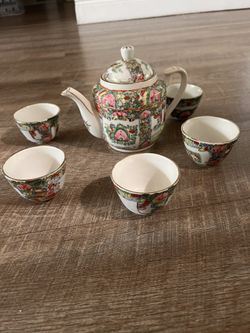 Antique Hong Kong Chinese Rose Famille Medallion Tea Pot