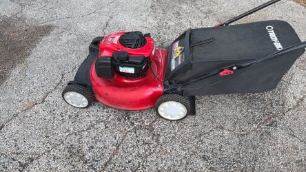 Máquina para cortar zacate TROY-BILT  muy buenas condiciones