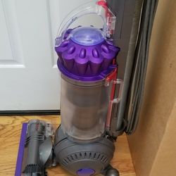  NEW cond DYSON ANIMAL BIG BALL  , VACUUM  , WITH ATTACHMENTS  , AMAZING POWER SUCTION  , WORKS EXCELLENT  , IN THE BOX 