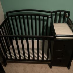 Crib and changing table And Drawers-mattress 