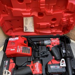 Milwaukee M18 FUEL 18V Lithium-lon Brushless Cordless Hammer Drill and Impact Driver Combo Kit (2-Tool) with 2 Batteries
