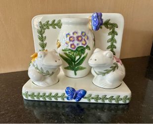 Portmeirion Frog Napkin Salt and Pepper Shaker Set with Tray