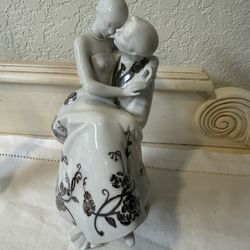 Lladro Embracing Couple.  With Certificate 