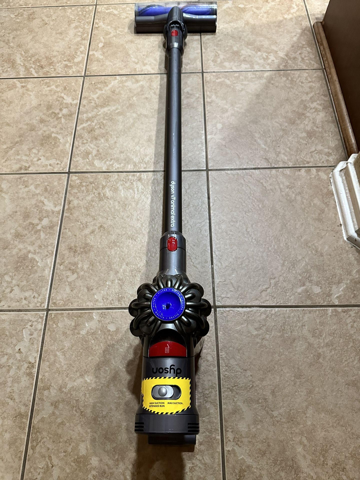 DYSON V7 ANIMAL (EXTRA) VACUUM EXCELLENT CONDITION for Sale in San