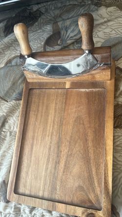 Wooden Cutting Board with Mezzaluna Knife
