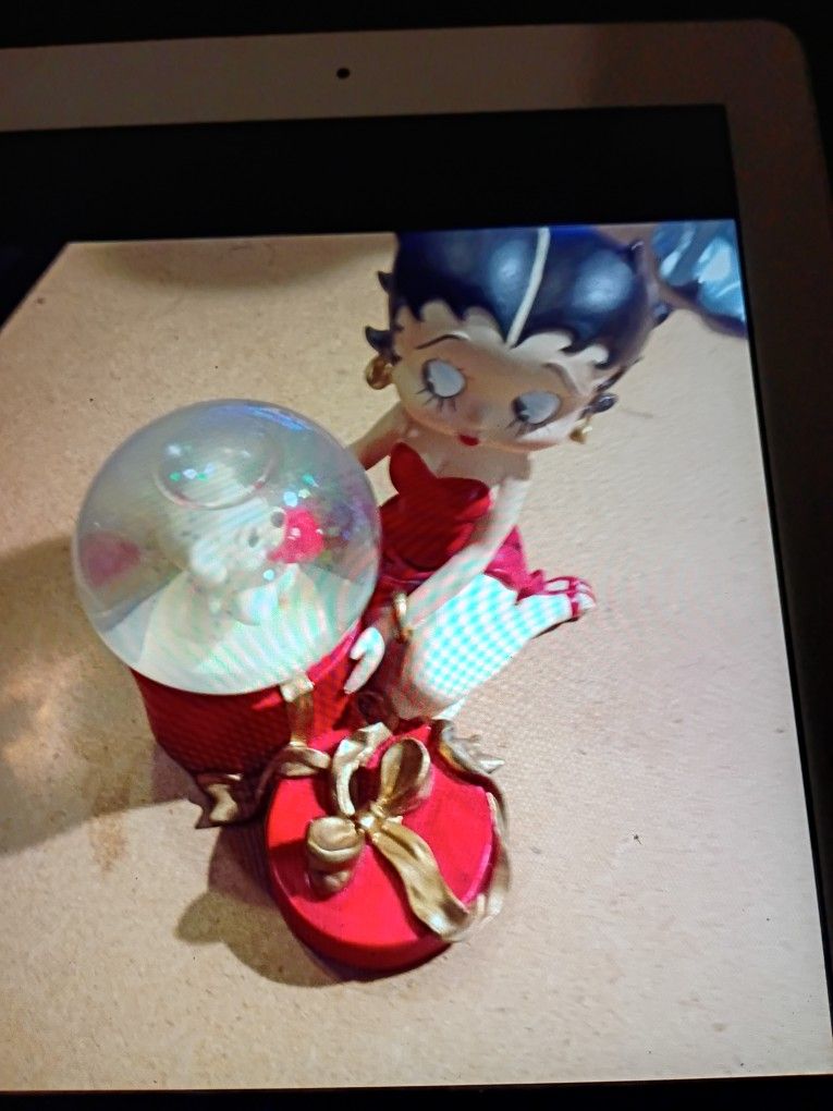 WESTLAND GIFT WARE ITEM # 6801 KING FEATURES BETTY BOOP " SNOW GLOBE WITH PUDGY ". 1999. COLLECTIBLE