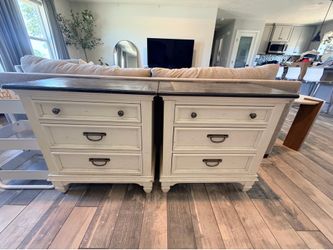 Set of two night stands