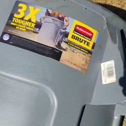 2 Heavy Duty Brut Trash Cans Rubbermaid 50$