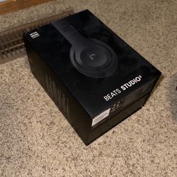 Beats Studio3 Box And Carrying Case