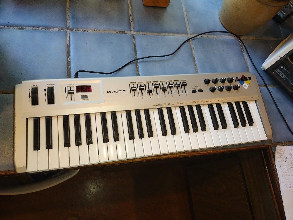 M-Audio Radium 49 midi keyboard controller - USB - Repair or part outÂ
