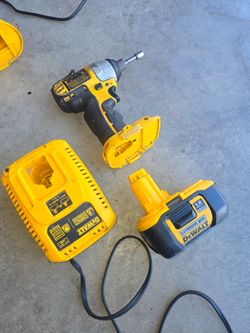Dewalt 18volts , battery  xrp charger and impact