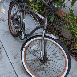 Cruiser Bike With Lots Of Extras 