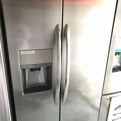 Frigidaire Side By Side Refrigerator Good Condition Like New