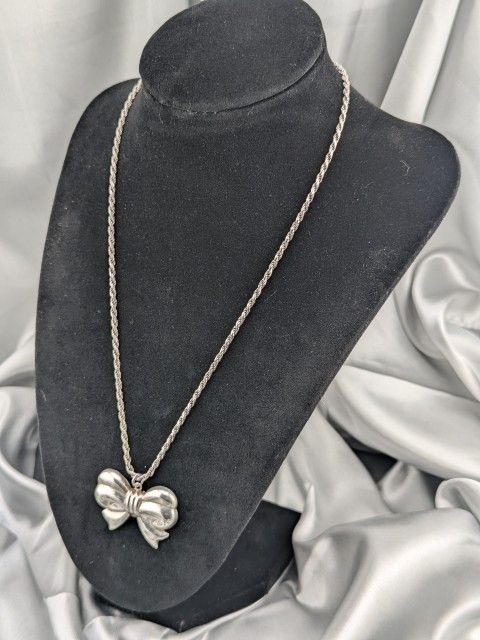 Vintage 925 Sterling Silver Bow Pendant With Rope Link Necklace.