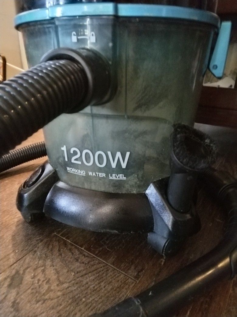 Wet/Dry Vacuum With Wheels