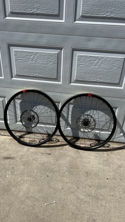 Santa Cruz Reserve 30 Carbon 27.5 Wheelset – 203mm Rotors – Tubeless Ready