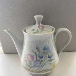 Porcelain Floral Tea/Coffee Pot with Lid. Rarely used. Made in Japan