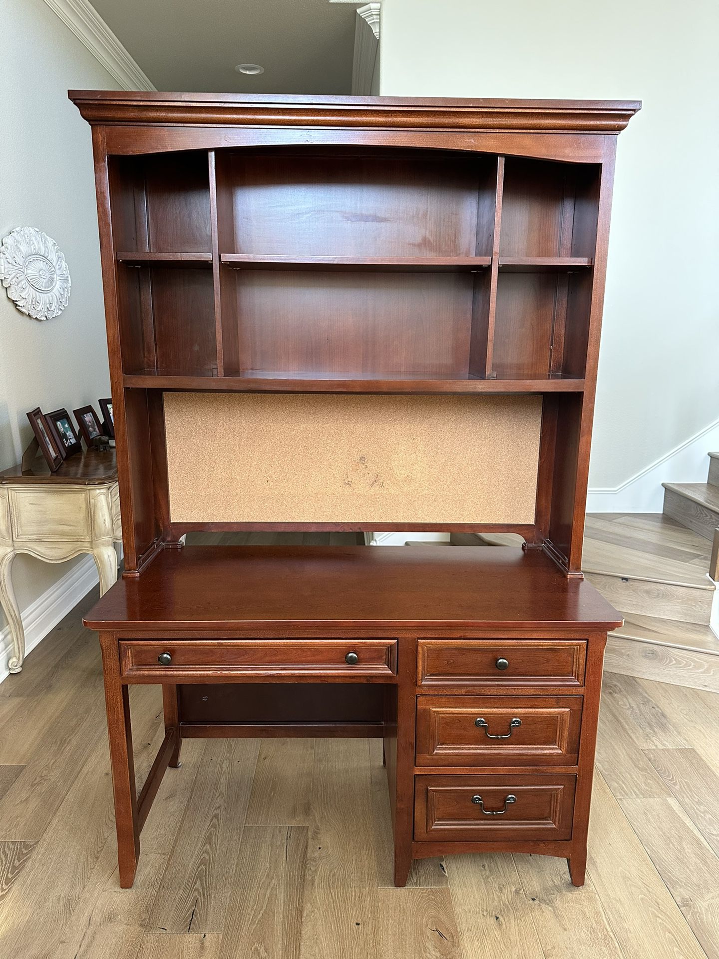 Desk with Hutch  Very Nice Great Condition  Send Best Offer 