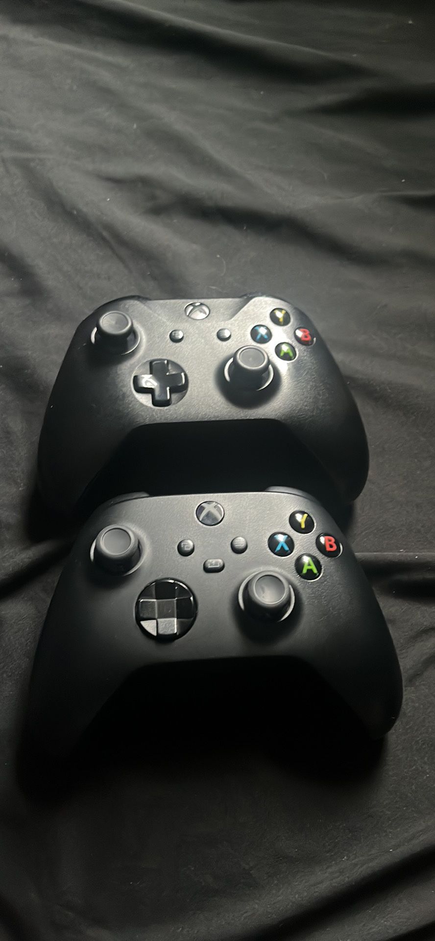 2 xbox controllers 