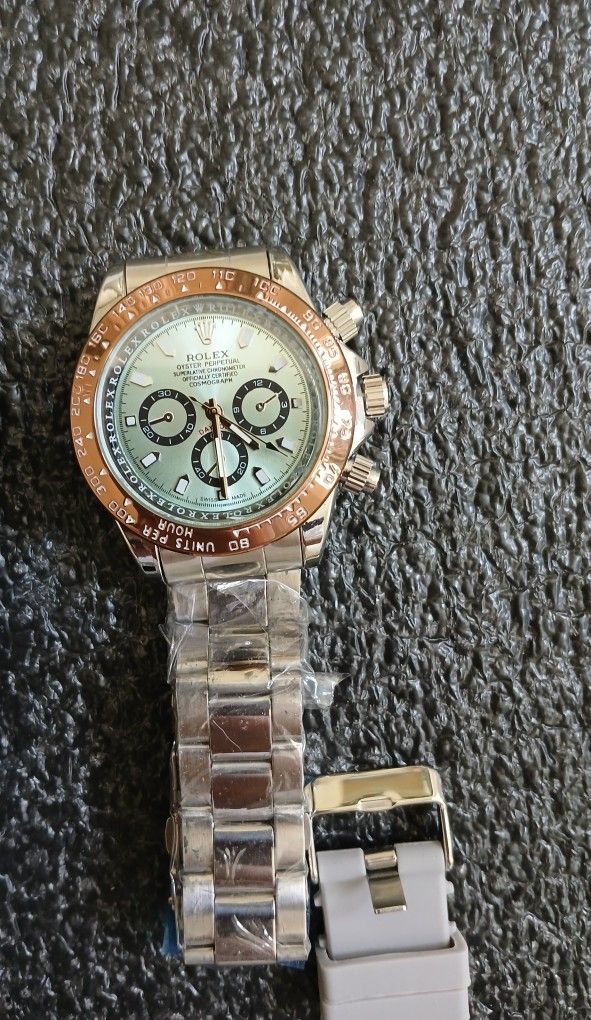 Hot "R" Color Watch