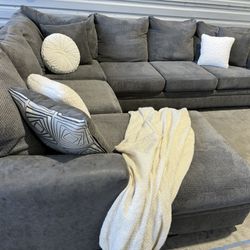 Free Delivery* Beautiful Gray Sectional