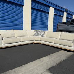 HIGH END SECTIONAL COUCH . DELIVERY AVAILABLE 