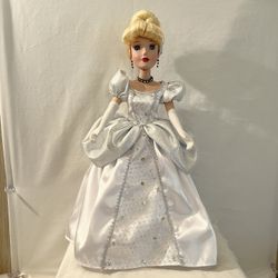 Disney 2001  17 linch Cinderella Porcelain Keepsake Doll Holiday, Jewel, Edition. 