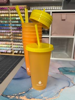 8 Plastic Tumblers with Lids and Straws