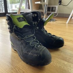 Full shank gor-tex women’s mountaineering boot size 9 $120 (Retail $360)