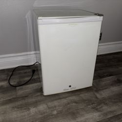 mini fridge 