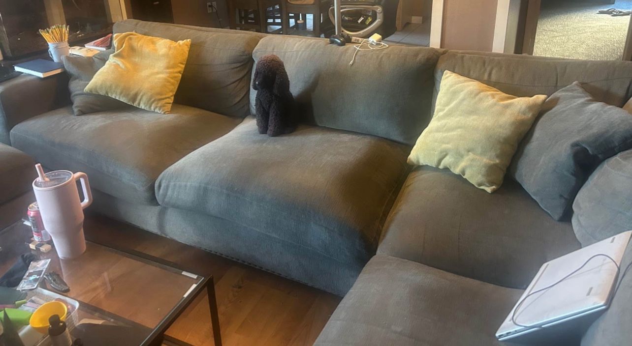 Sectional couch With Ottoman