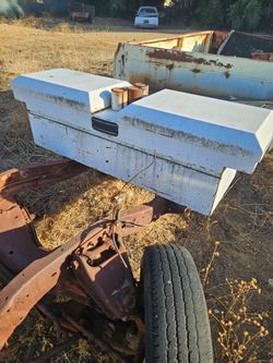 Truck bed tool box