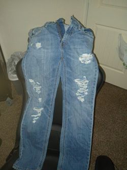 Levi pants 32x34 selling for 35$