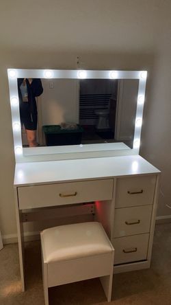 White Makeup Vanity Desk with Lighted Mirror and Stool
