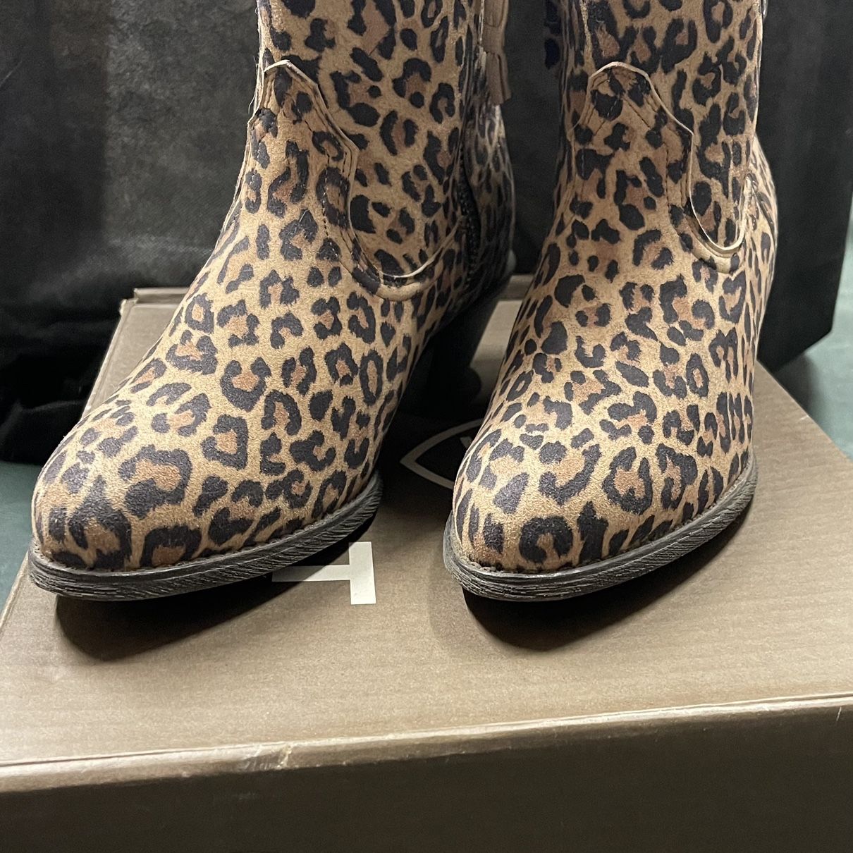 ARIAT DARLIN SHORT WESTERN BOOT IN LEOPARD PRINT LEATHER 