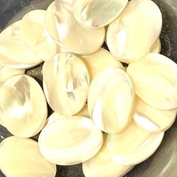 22 18mm Mother Of Pearl Beads