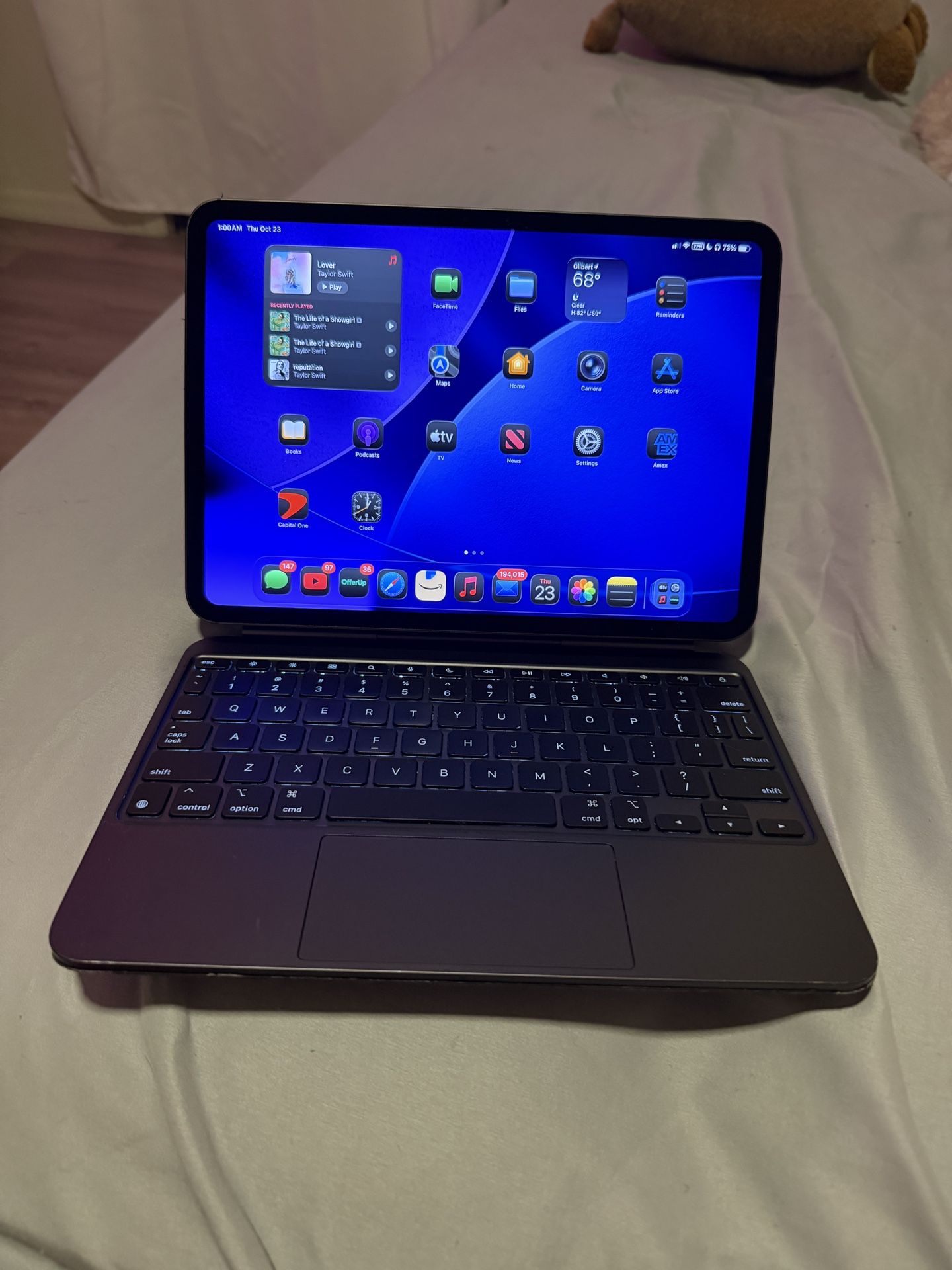 iPad Pro M4 11 inch wifi+cellular 256gb with keyboard!