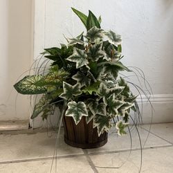 *** CLEARANCE *** Stunning Realistic Faux Plant Arrangement