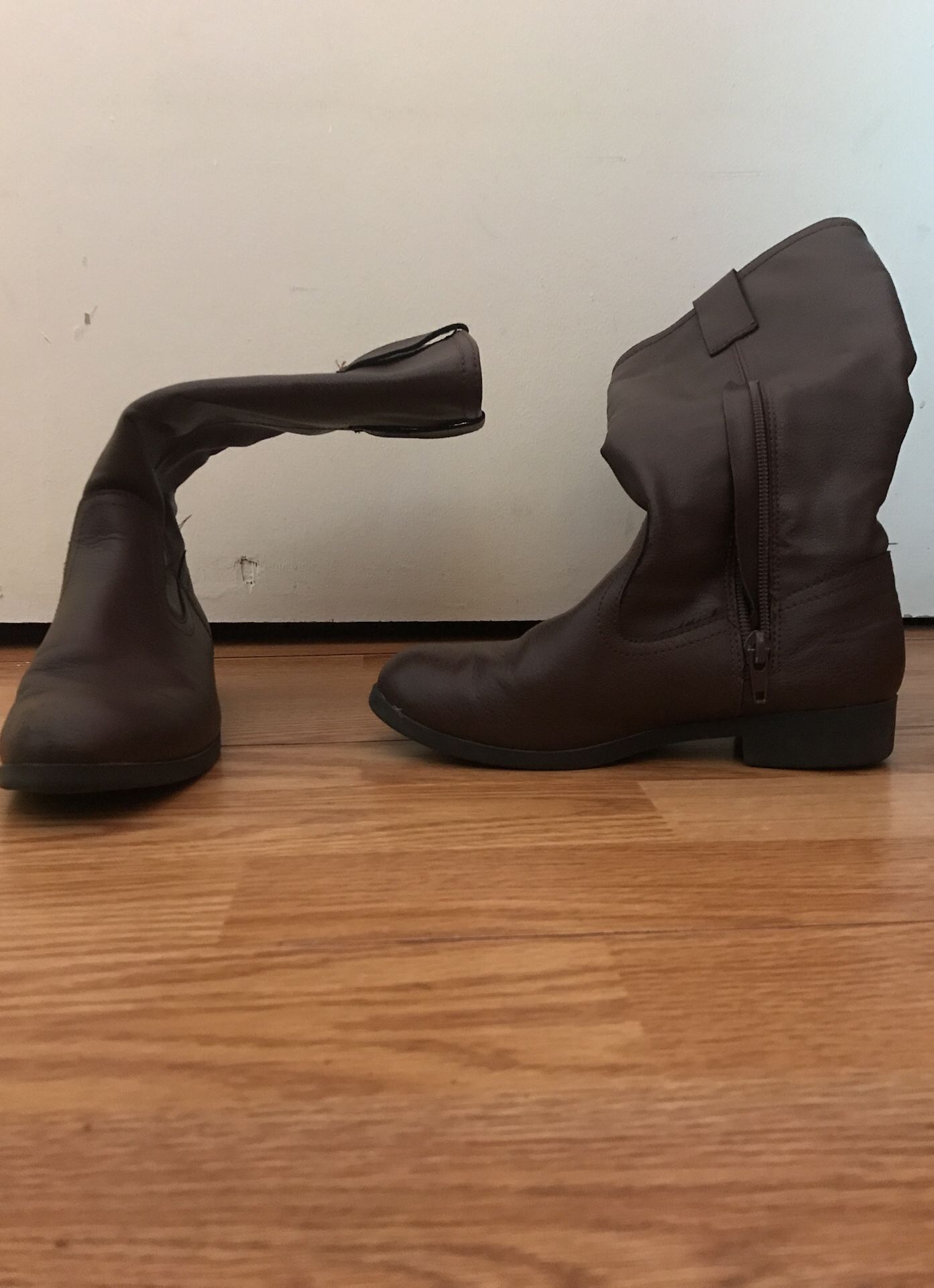 Girl Boots:size 2