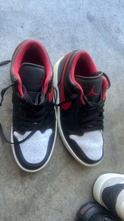 Nikes Jordans sizes 9