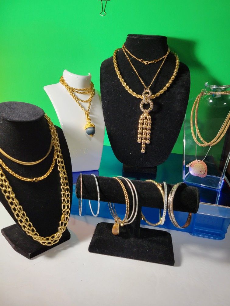 LOT VINTAGE JEWELRY GOLD TONE, NECKALES AND BRACELETS