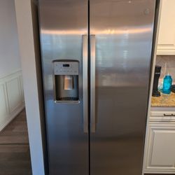 Side by Side GE Refrigerator